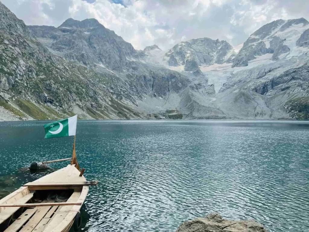 Home 15 Boat with pakistani flag min