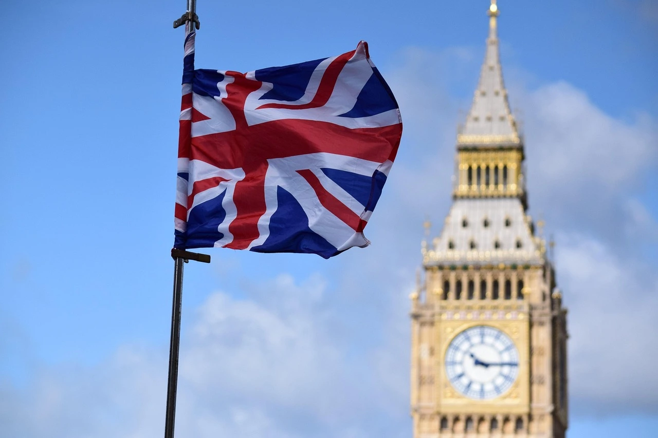 Home 12 UK-Flag